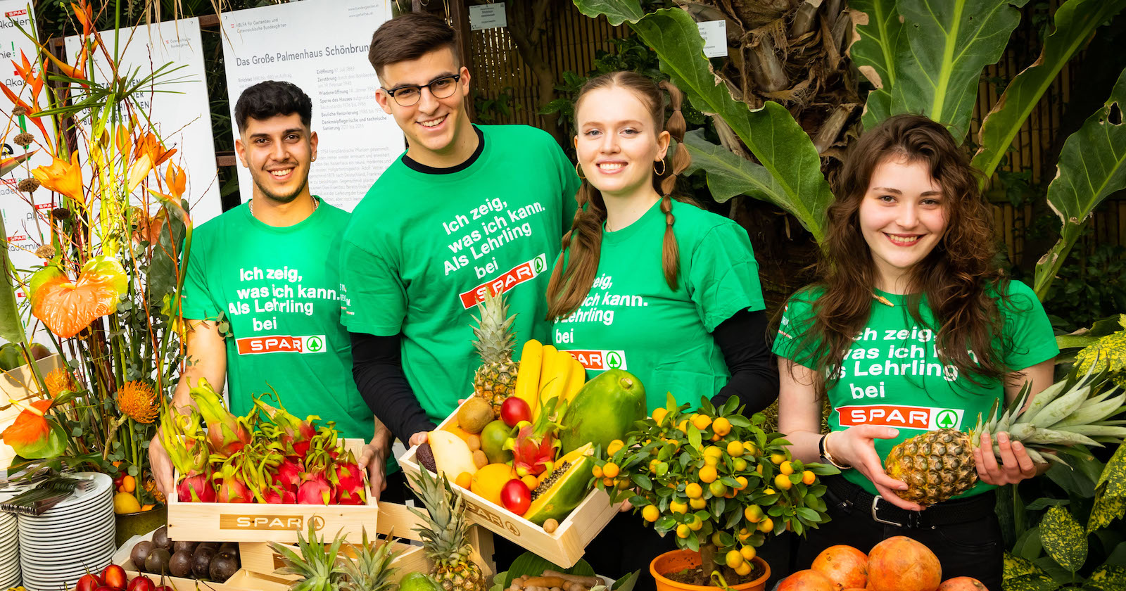Gruppenbild mit Obst und Gemüsekisten