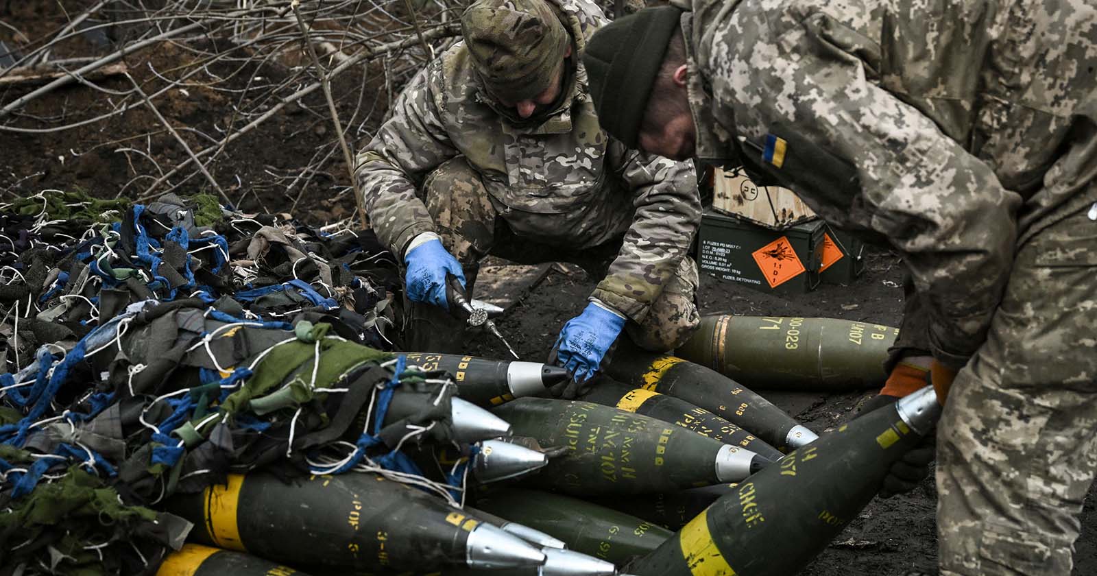 Ukrainische Soldaten bereiten Artilleriegeschosse vor
