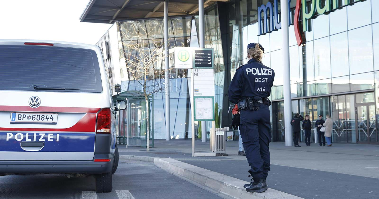 Polizeiauto und Polzistin vor dem Einkaufszentrum Murpark