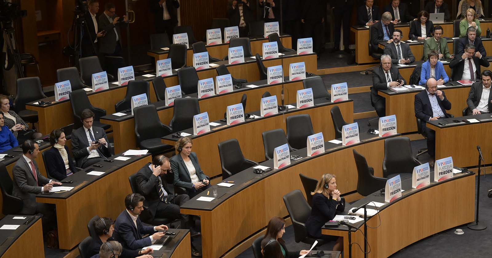 Die FPÖ-Abgeordneten verlassen während der Rede des ukrainischen Präsidenten den Plenarsaal