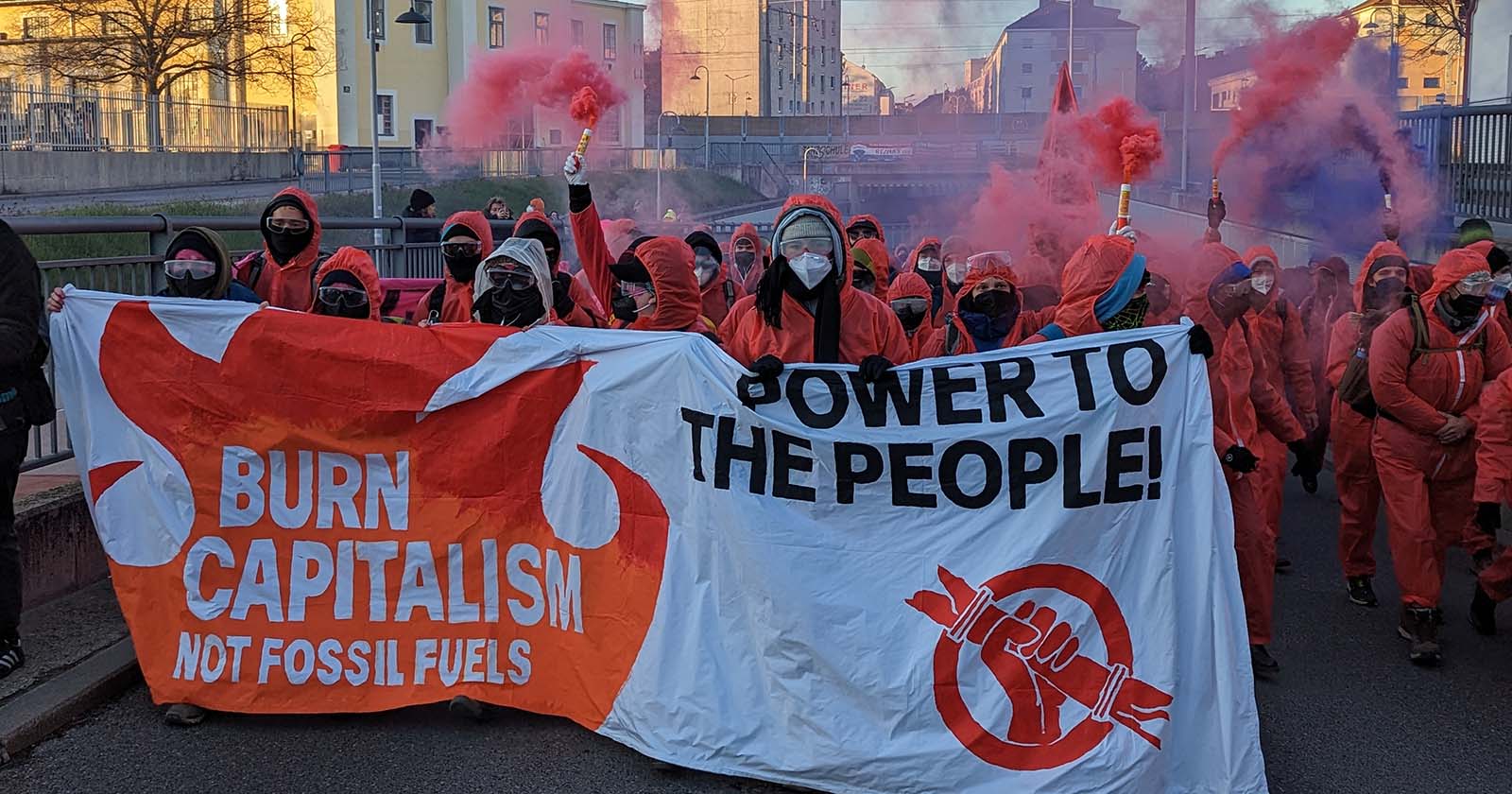 Klimaschutz-Aktivisten blockieren die OMV-Zentrale in Schwechat