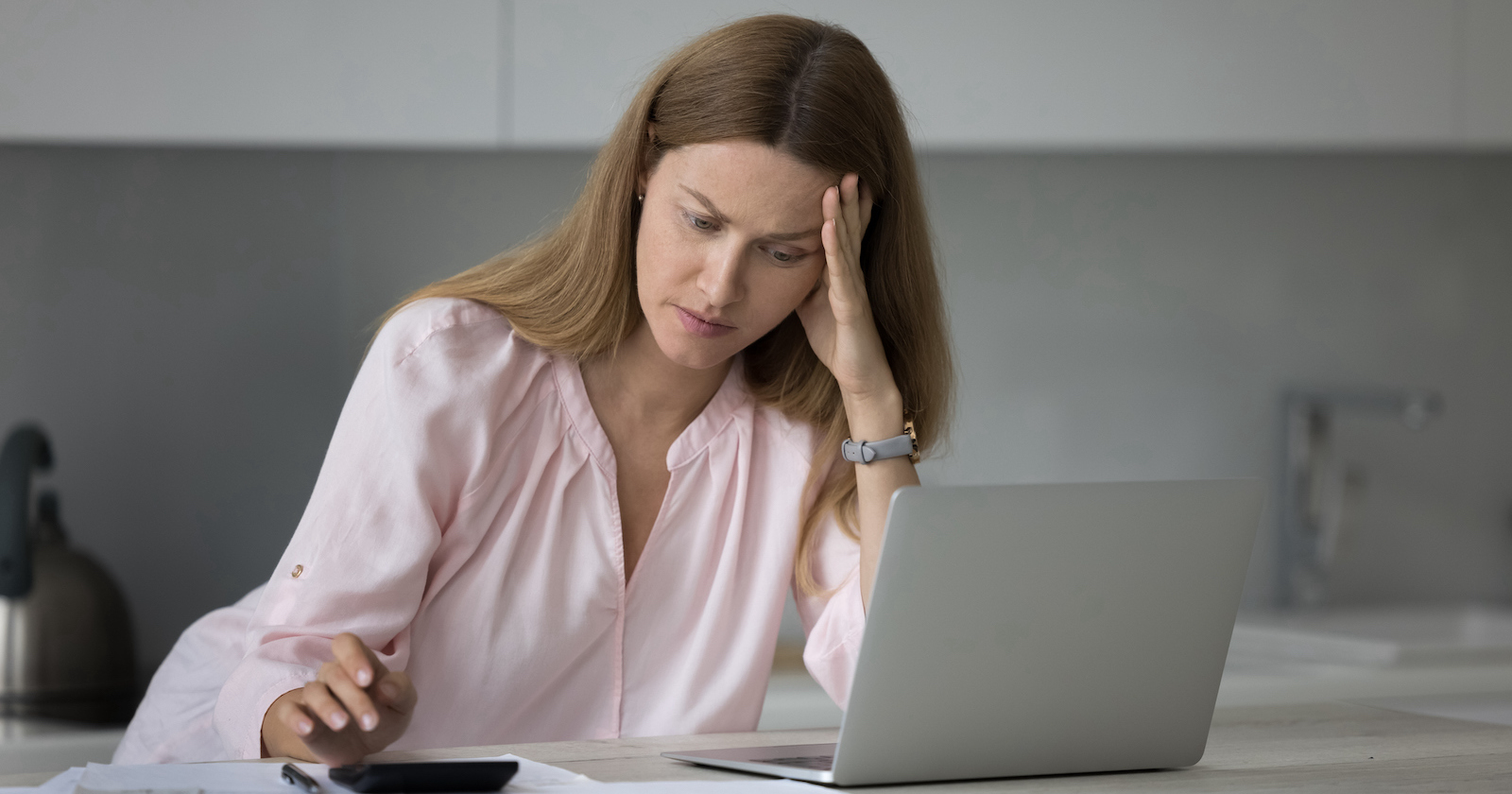 Porträt einer Frau mit Rechnungen