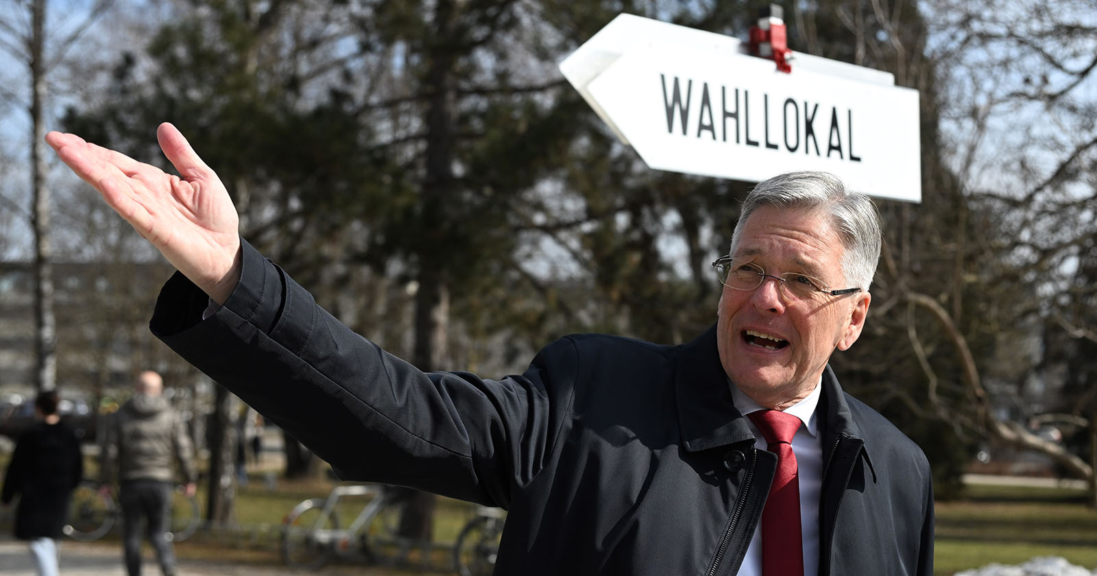 Kärntens Landeshauptmann Peter Kaiser am Weg ins Wahllokal
