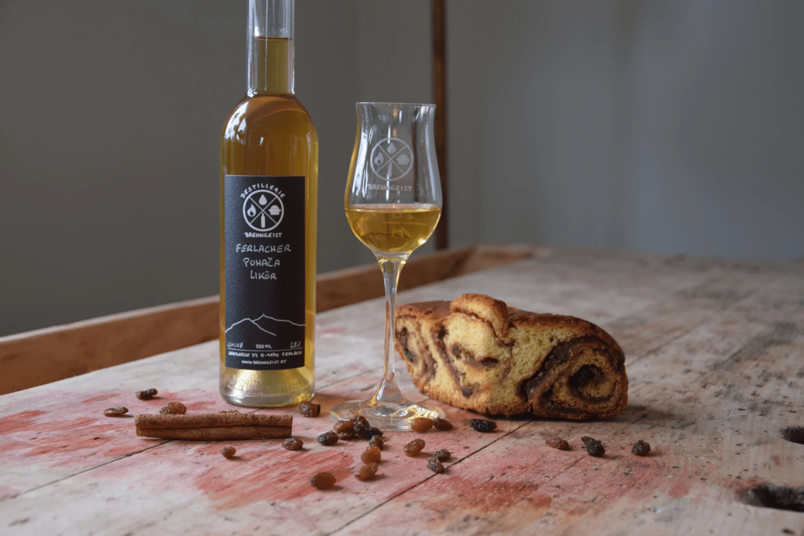 Pohaca-Likör in Flasche mit Glas