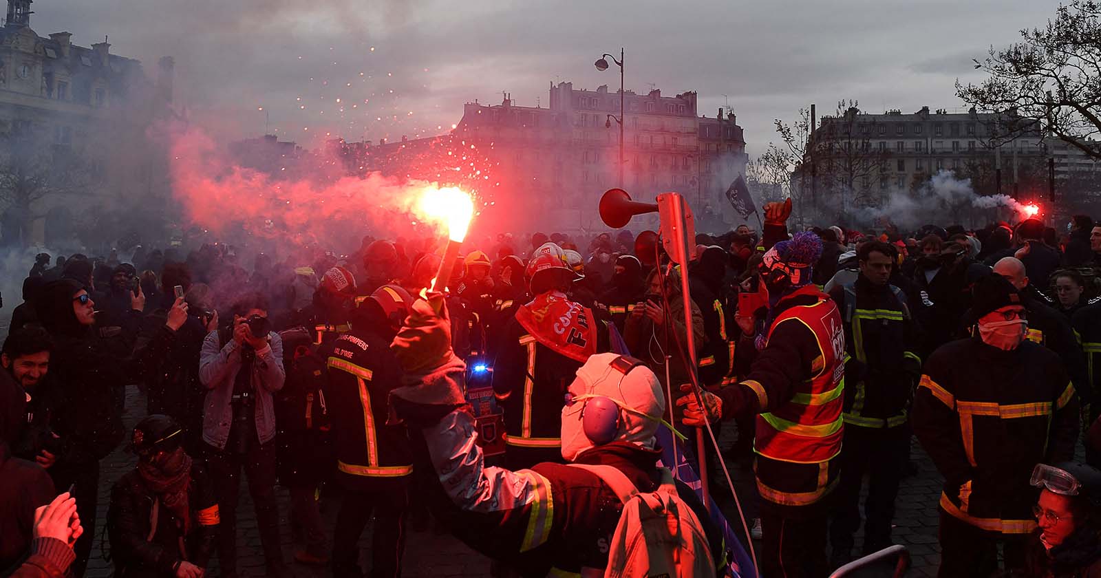 Feuerwehrmann protestiert die geplante Anhebung des Pensionsalters in Frankreich