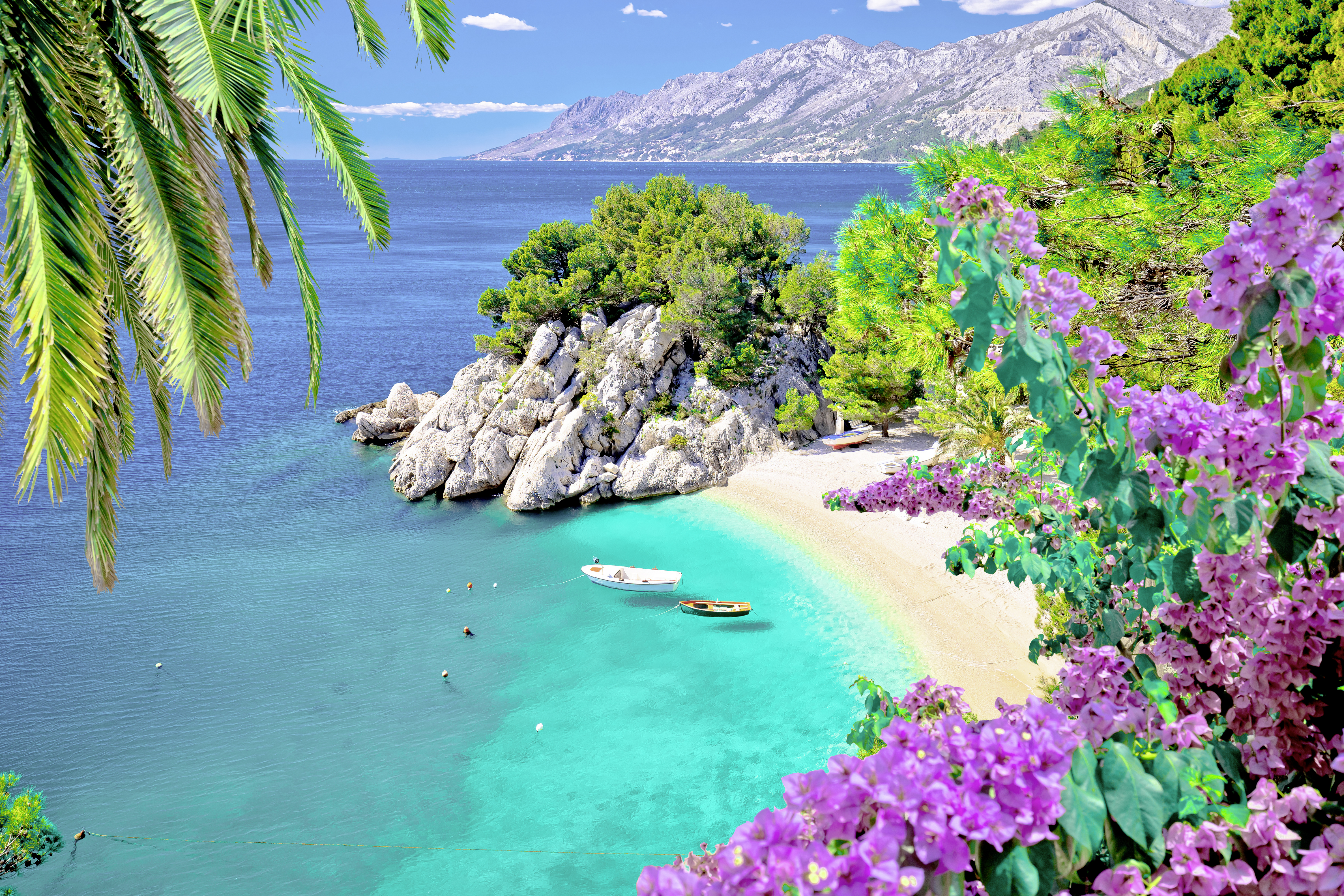 Der Punta Rata Strand (oder Dugi Rat) in Brela, Kroatien.