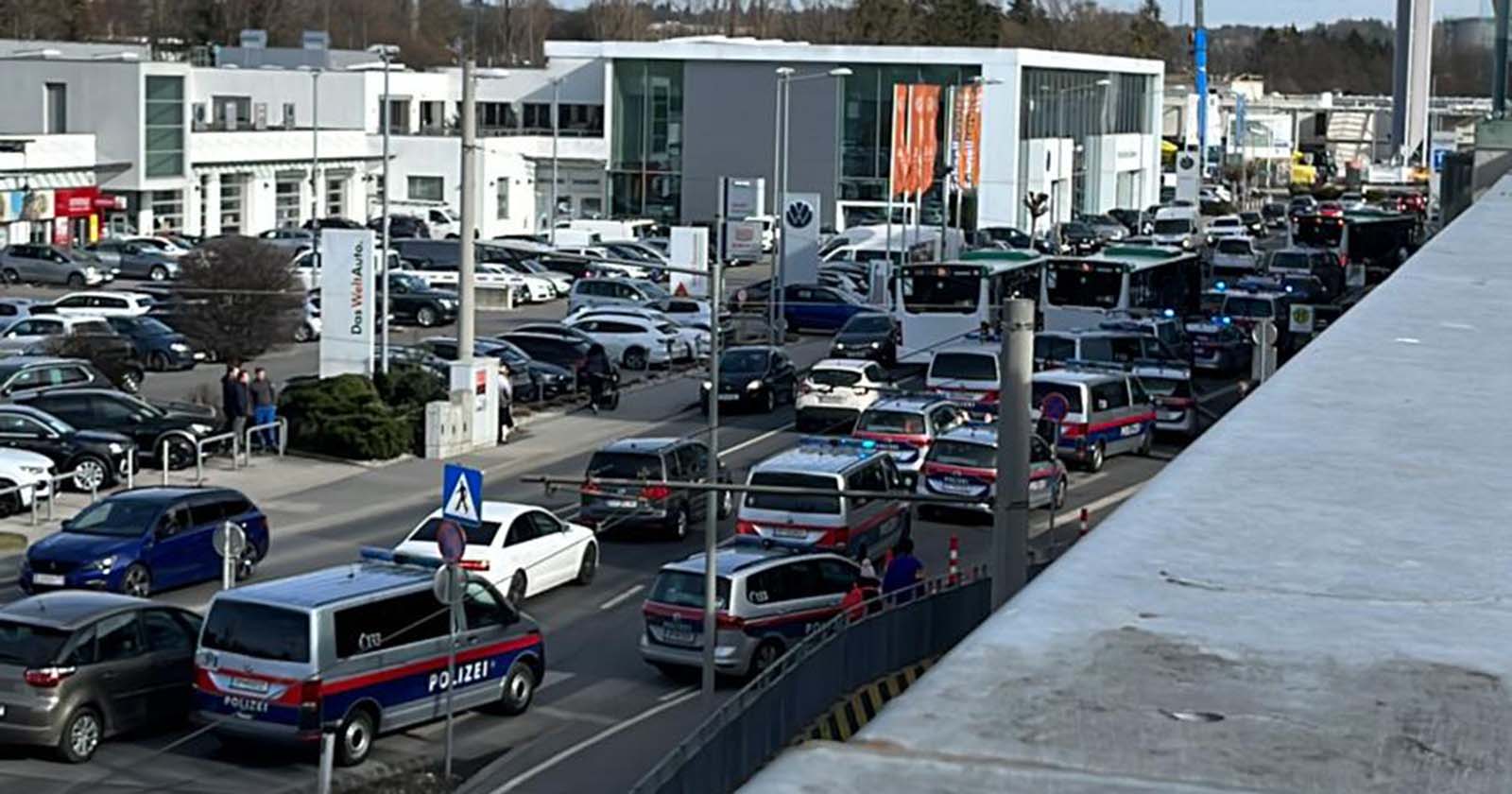 Polizeiautos vor dem Grazer Shoppingcenter &quot;Murpark&quot;