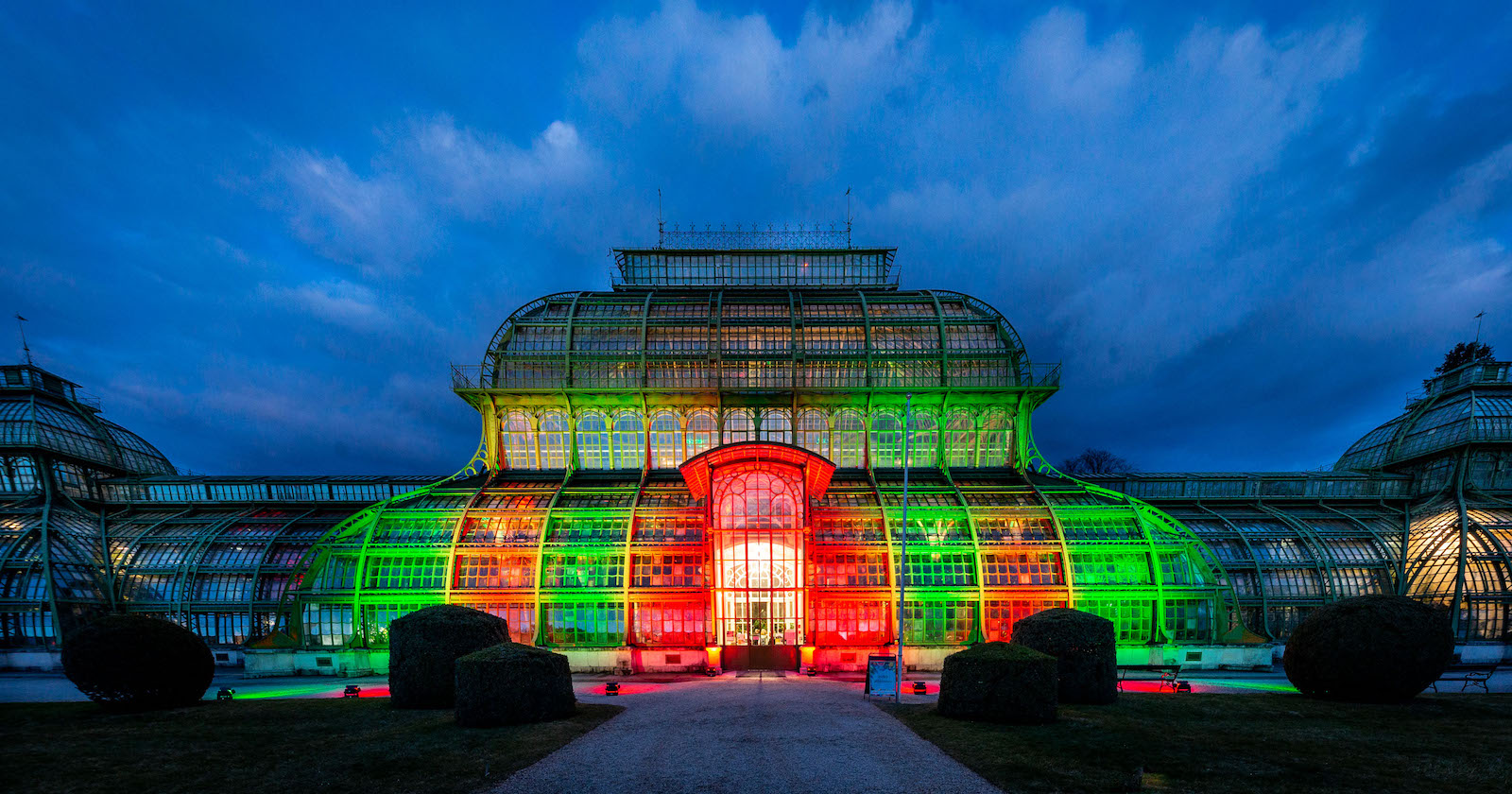 Bunt beleuchtetes Palmenhaus