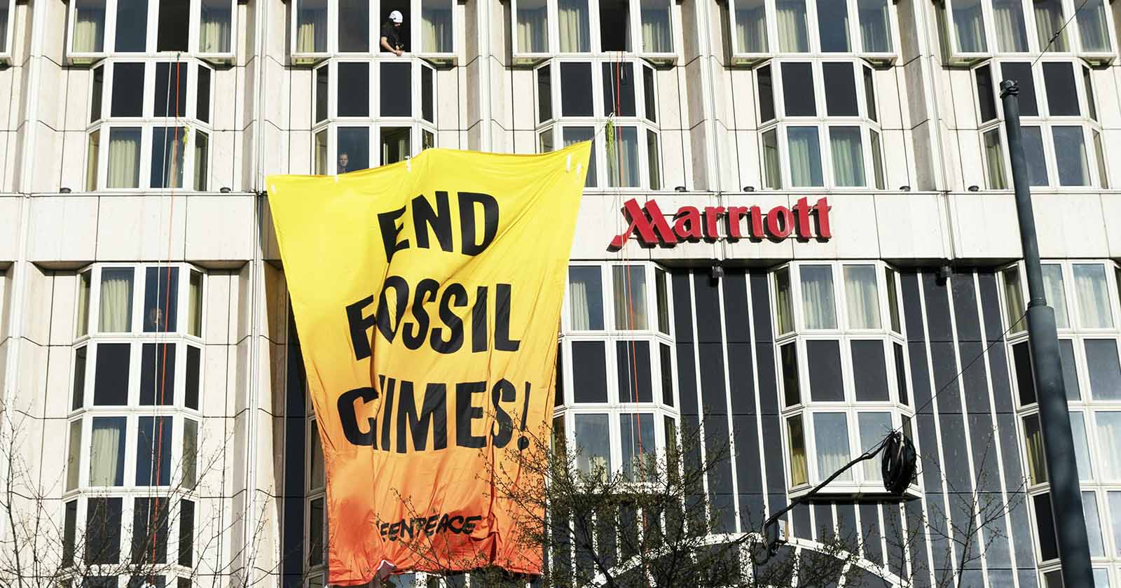 Greenpeace-Aktivisten brachten an der Hotelfassade ein Transparent an