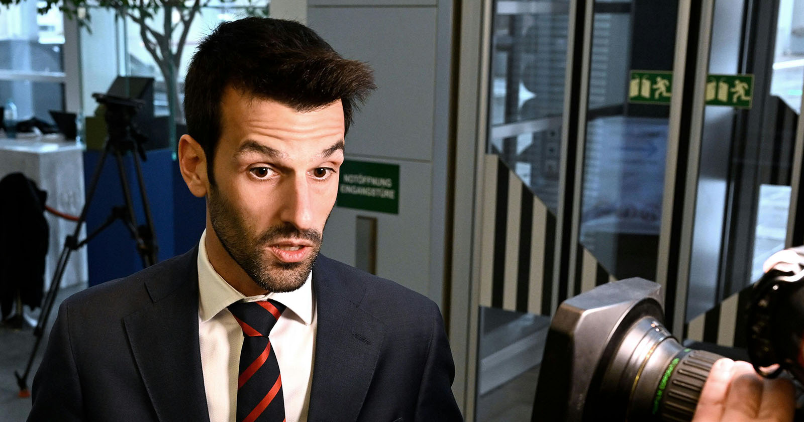 Der niederösterreichische FPÖ-Chef Udo Landbauer bei einem Interview mit dem ORF