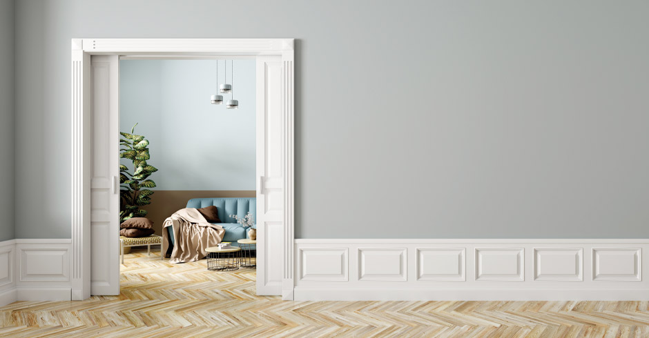 Detailaufnahme einer grau gestrichenen Wand