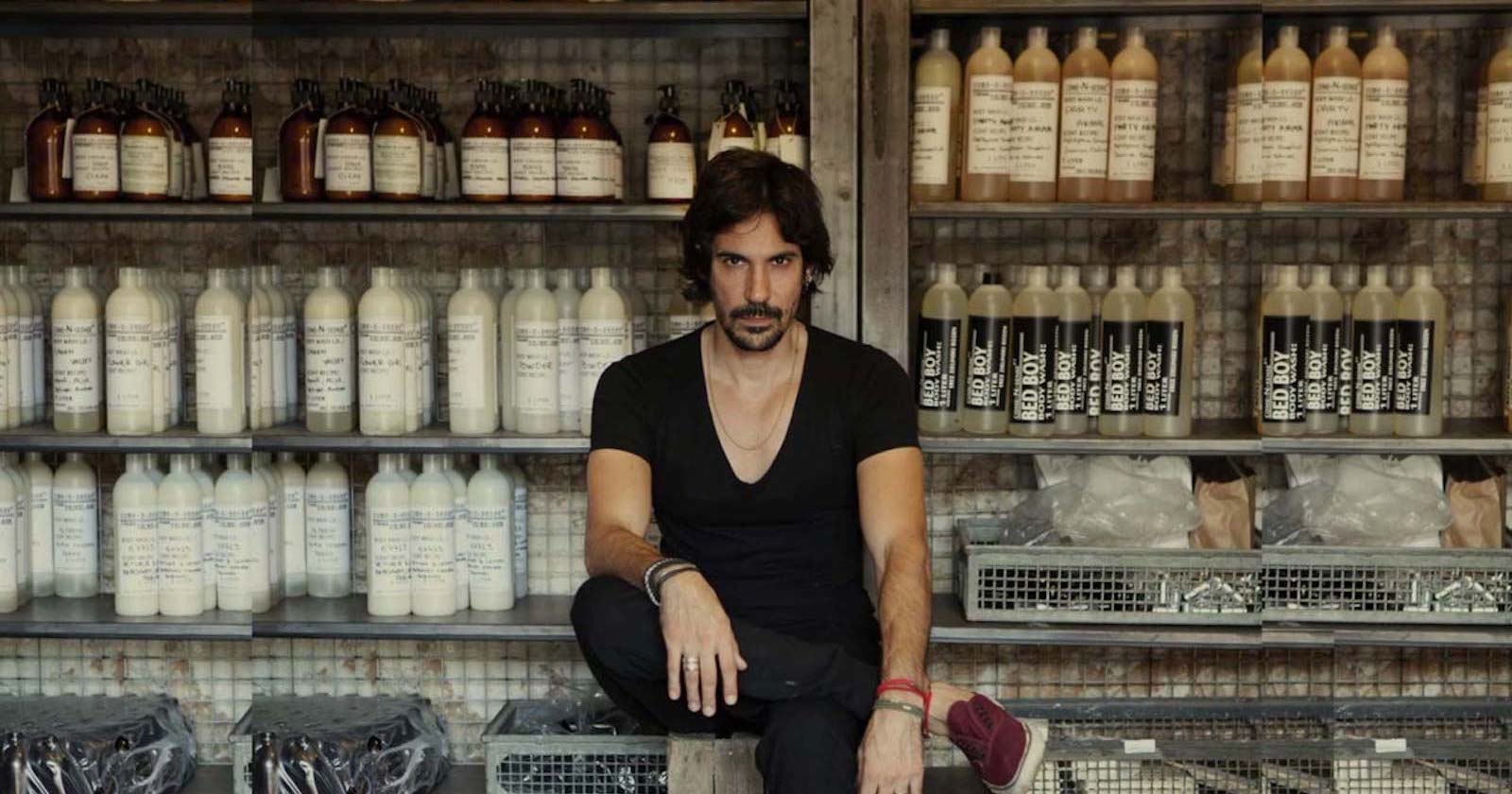 Porträt auf einer Verkaufstheke sitzend