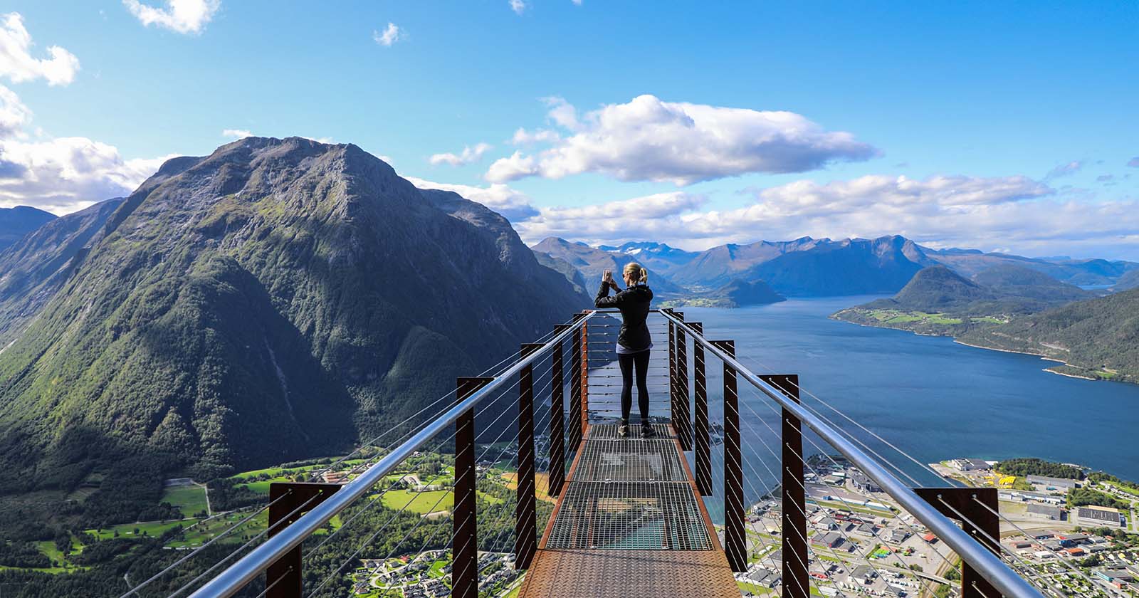 Frau fotografiert Berge von Andalsnes | Credit: iStock.com/Try Media
