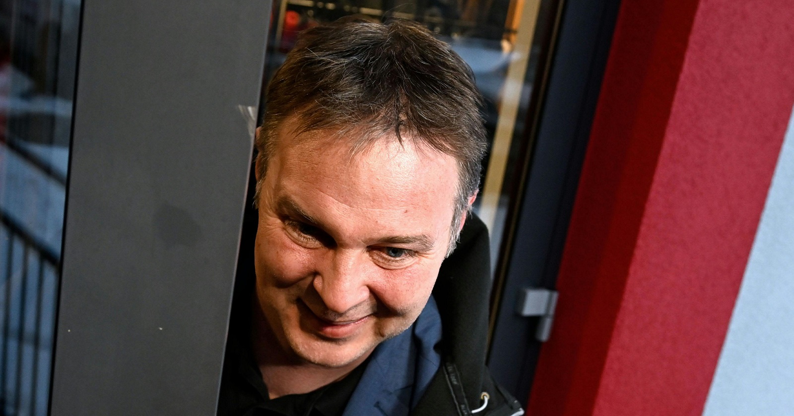 Andi Babler in Großporträt aus erhöhter Perspektive