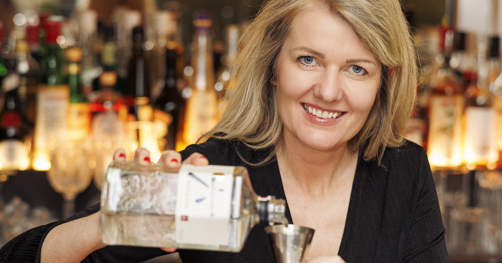 Barchefin mit langen blonden Haaren schenkt einen Cocktail ein | Credit: Alexander Felten