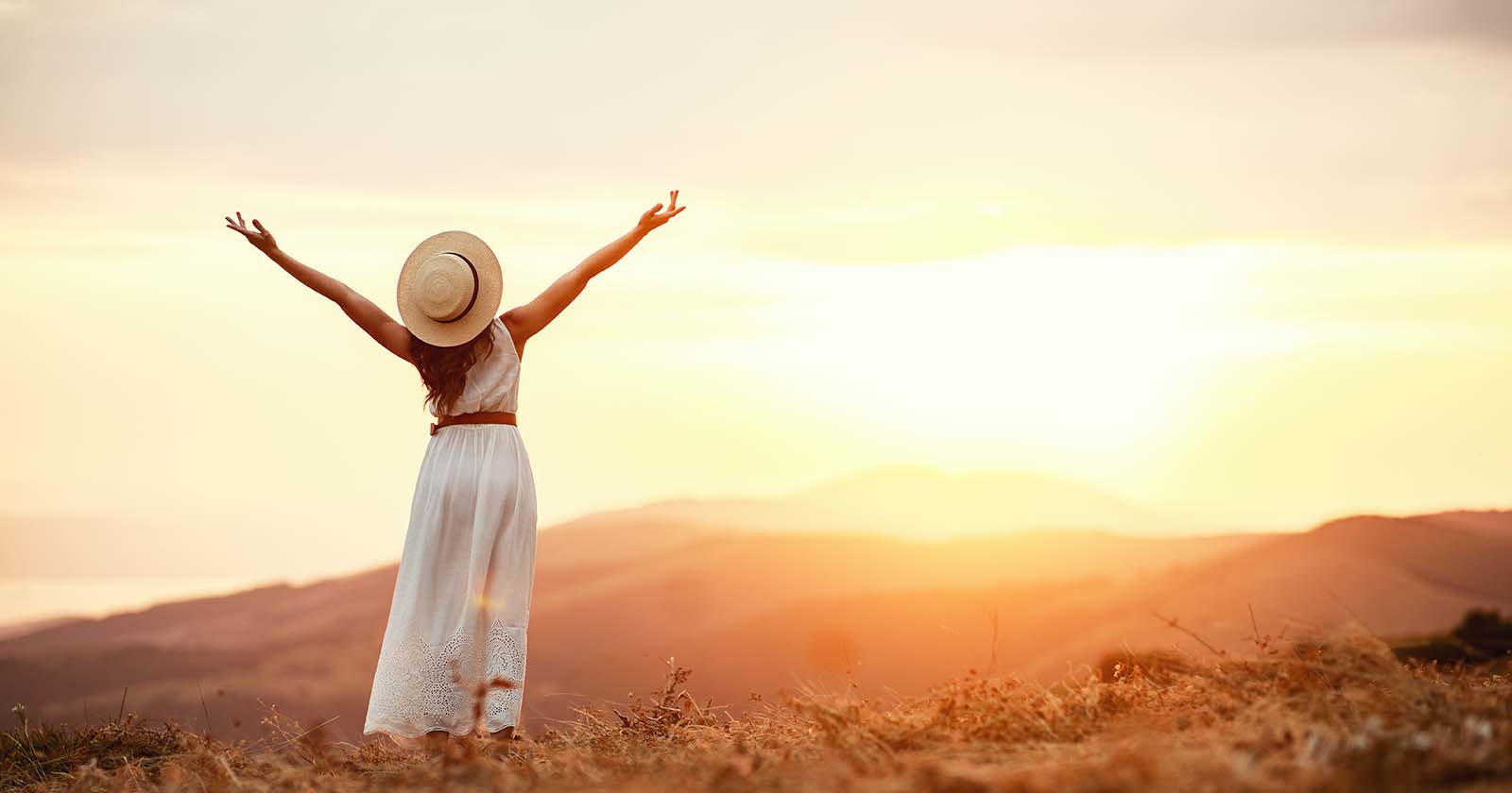 Frau läuft glücklich durch eine Wiese | Credit: iStock.com/evgenyatamanenko