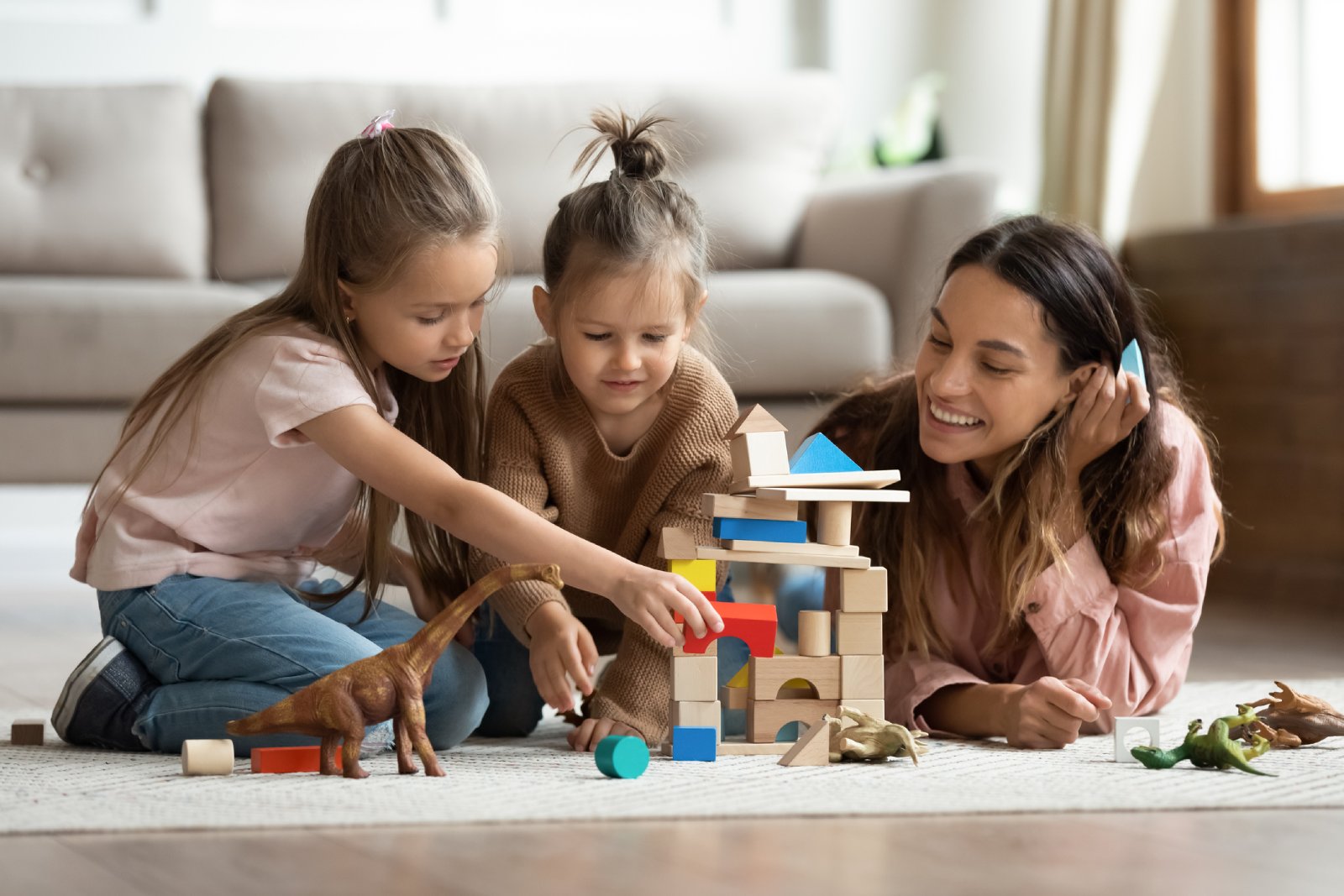 AuPair spielt mit zwei Mädchen | Credit: iStock.com/fizkes