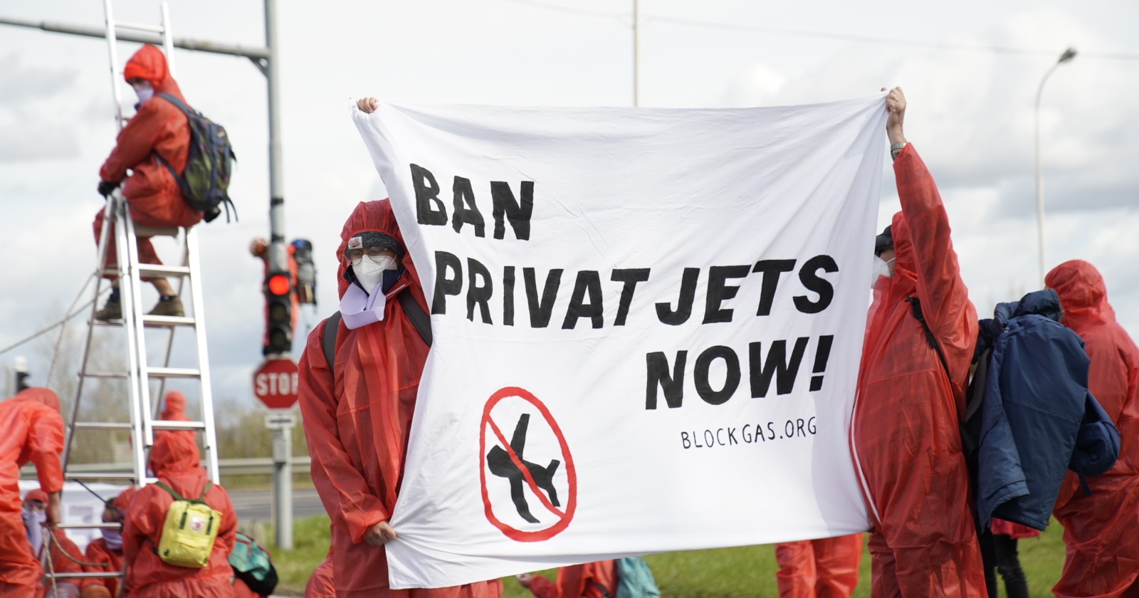 Klima-Aktivisten zeigen ein Transparent mit der Aufschrift &quot;Ban Private Jets Now&quot;
