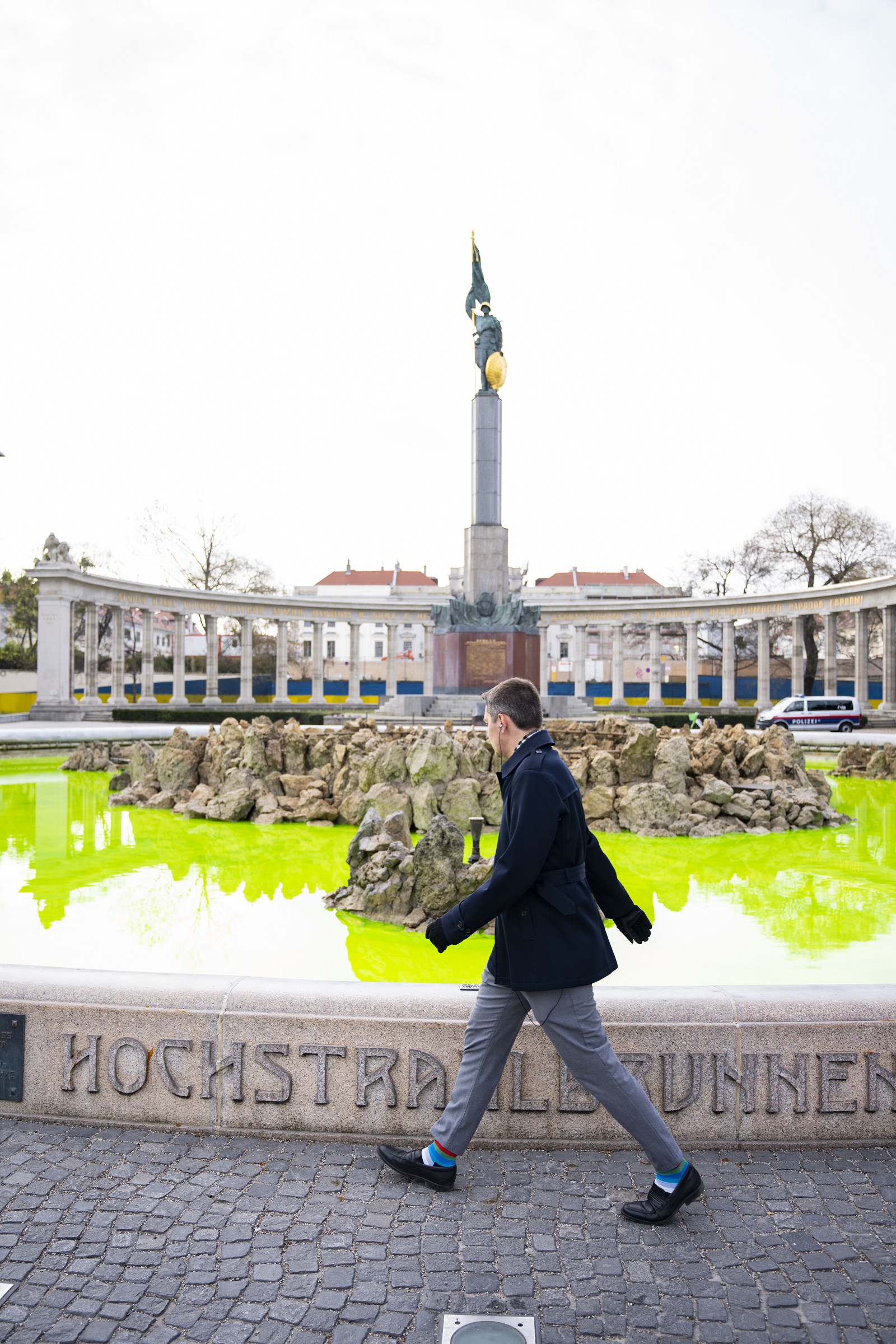 Der Hochstrahlbrunnen am Schwarzenbergplatz ist grün
