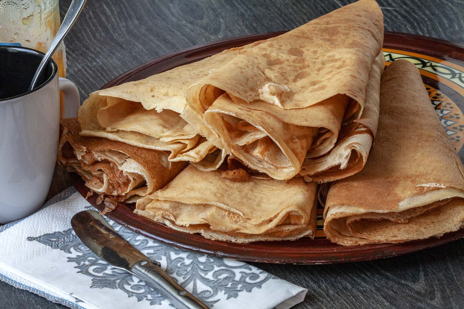 Süße Crêpes auf einem Teller | Credit: iStock.com/guy-ozenne