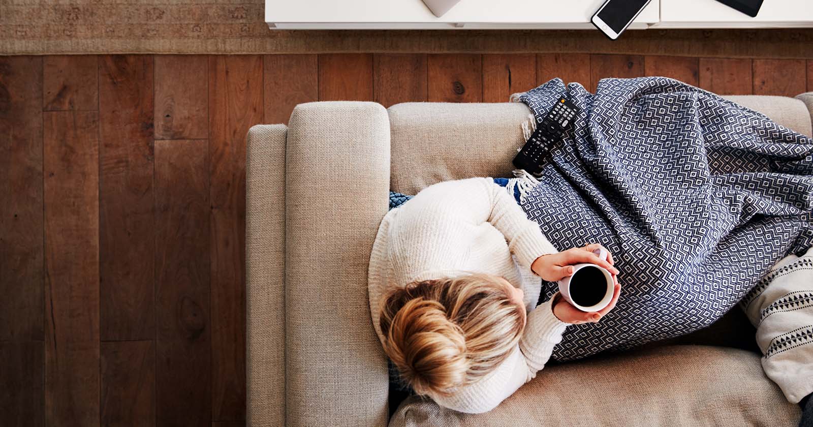 Frau entspannt auf der Couch | Credit: iStock.com/monkeybusinessimages
