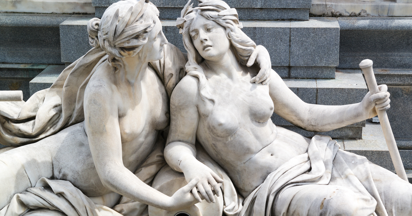 Halbnackte Frauenfiguren am Brunnen beim österreichischen Parlament | Credit: iStock.com/TasfotoNL