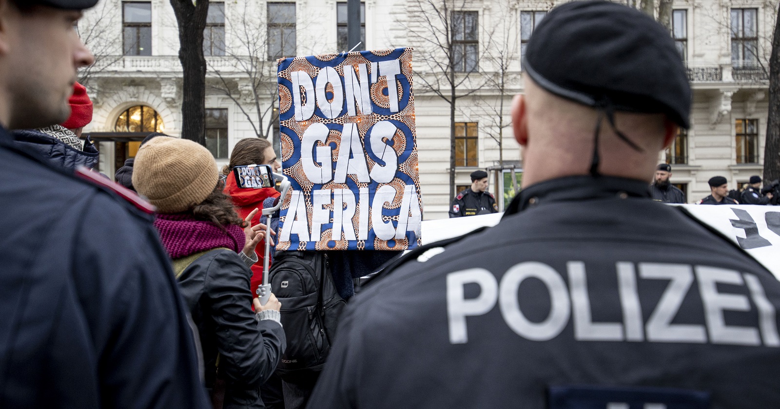 Polizisten vor den Demonstranten am Wiener Ring