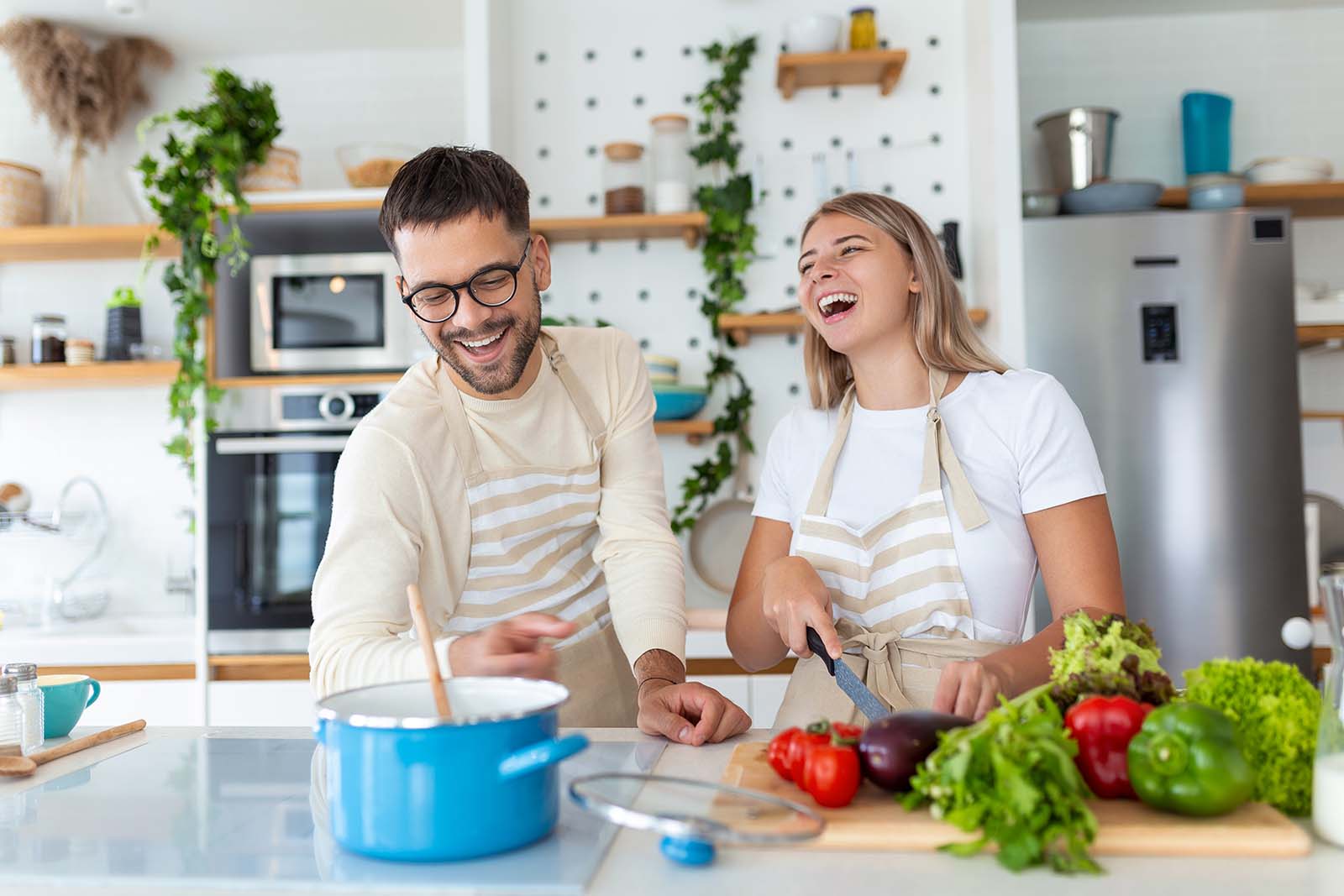 Paar kocht gemeinsam und lacht | Credit: iStock.com/stefanamer