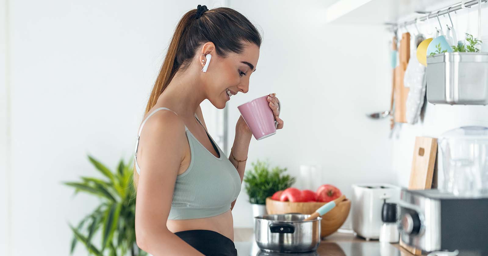 Frau trinkt Glow Coffee nach dem Sport | Credit: iStock.com/nensuria