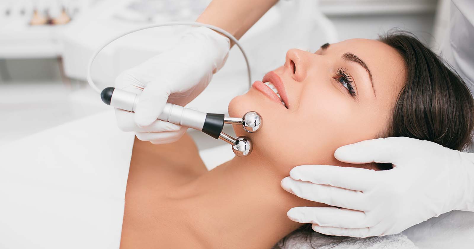 Frau erhält Behandlung mit Hochfrequenz | Credit: iStock.com/peakSTOCK