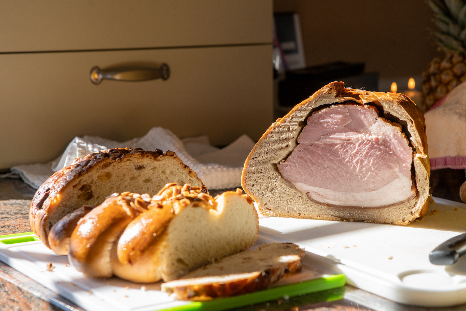 Ein Osterschicken und ein Milchbrot für Ostern auf dem Tisch