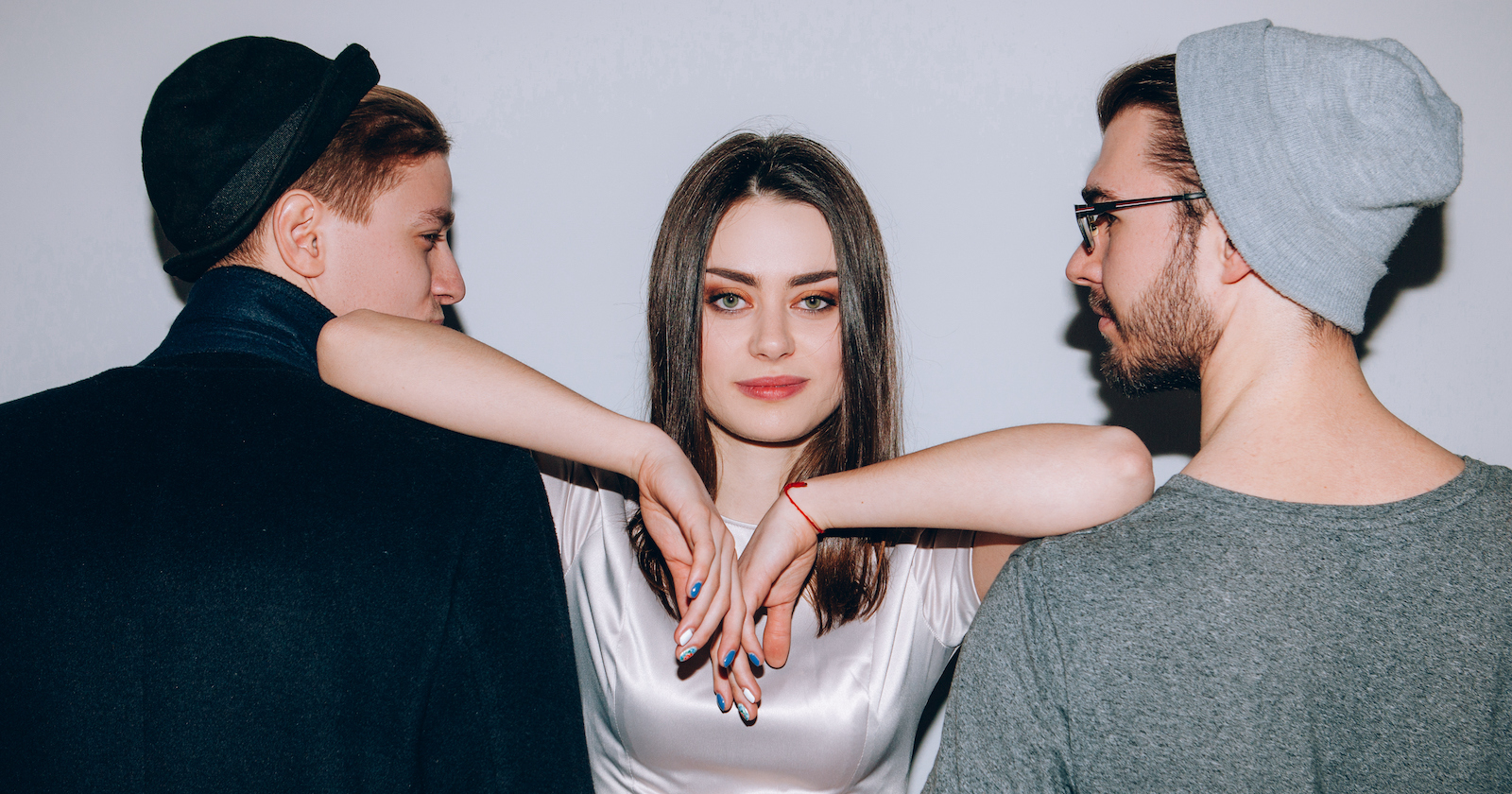 Ein junge Frau mit zwei Männern.