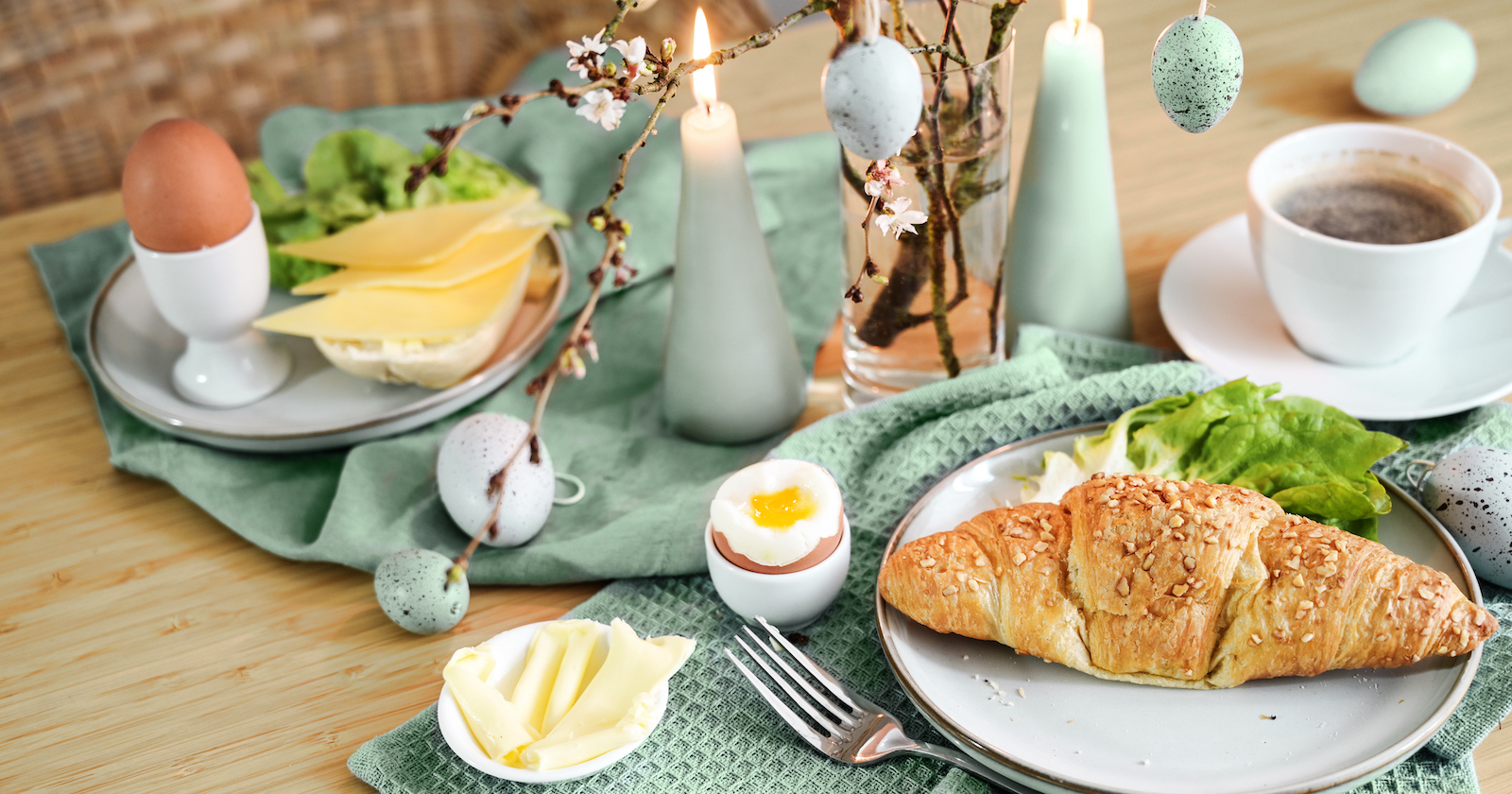 Reich gedeckter Tische für das Oster-Frühstück.