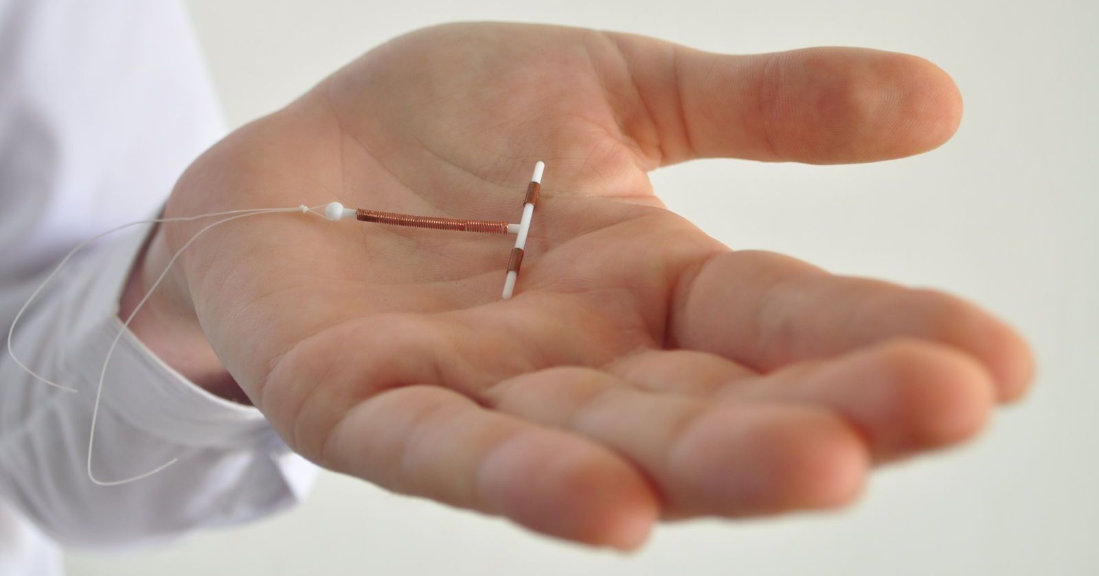 Verhütungsspirale in der Hand eines Arztes.