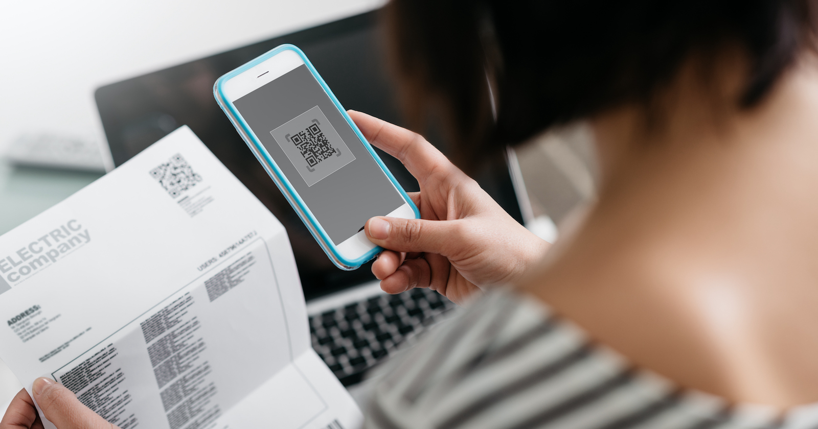 Frau sieht sich ihre Handyrechnung an.