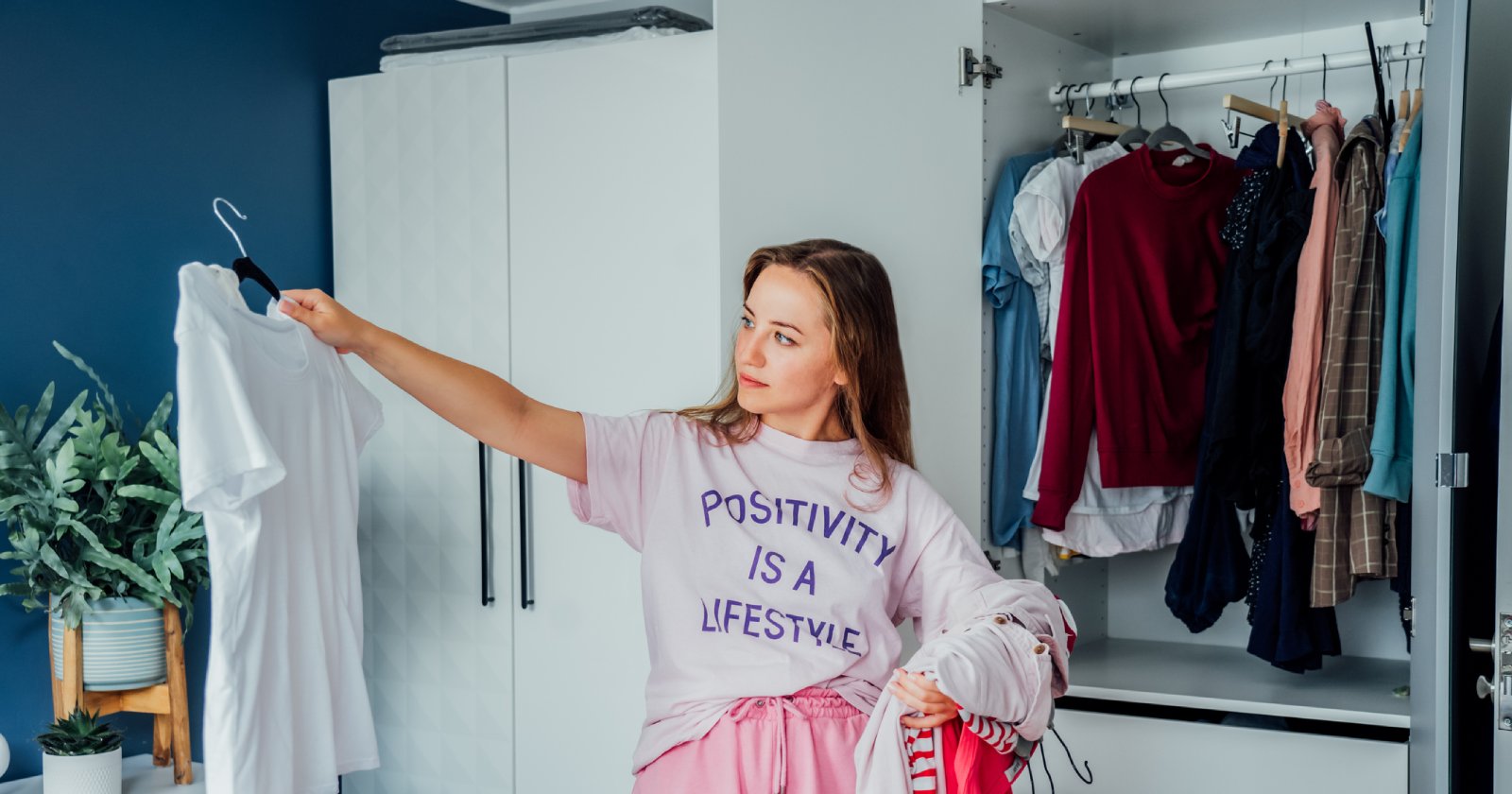 Frau organisiert ihren Kleiderschrank | Credit: iStock.com/OKrasyuk