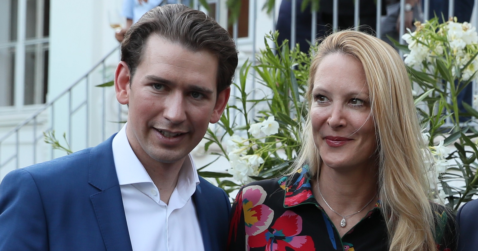 Sebastian Kurz und Eva Dichand dicht nebeneinander bei einem Event.