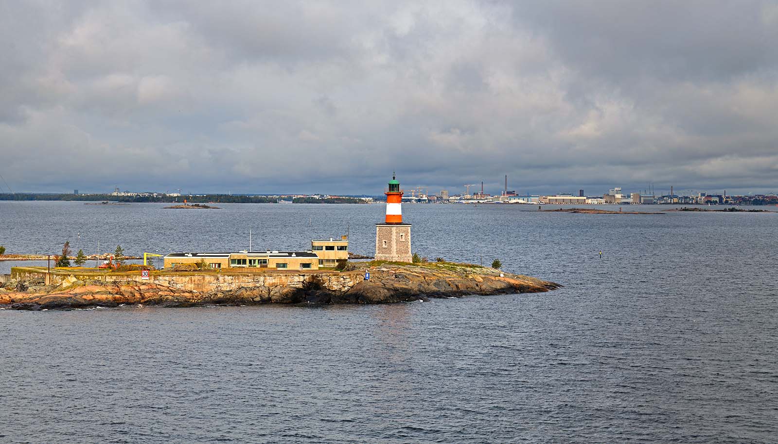 Leuchtturm auf der Insel Harmaja | Credit: iStock.com/ValerijaP