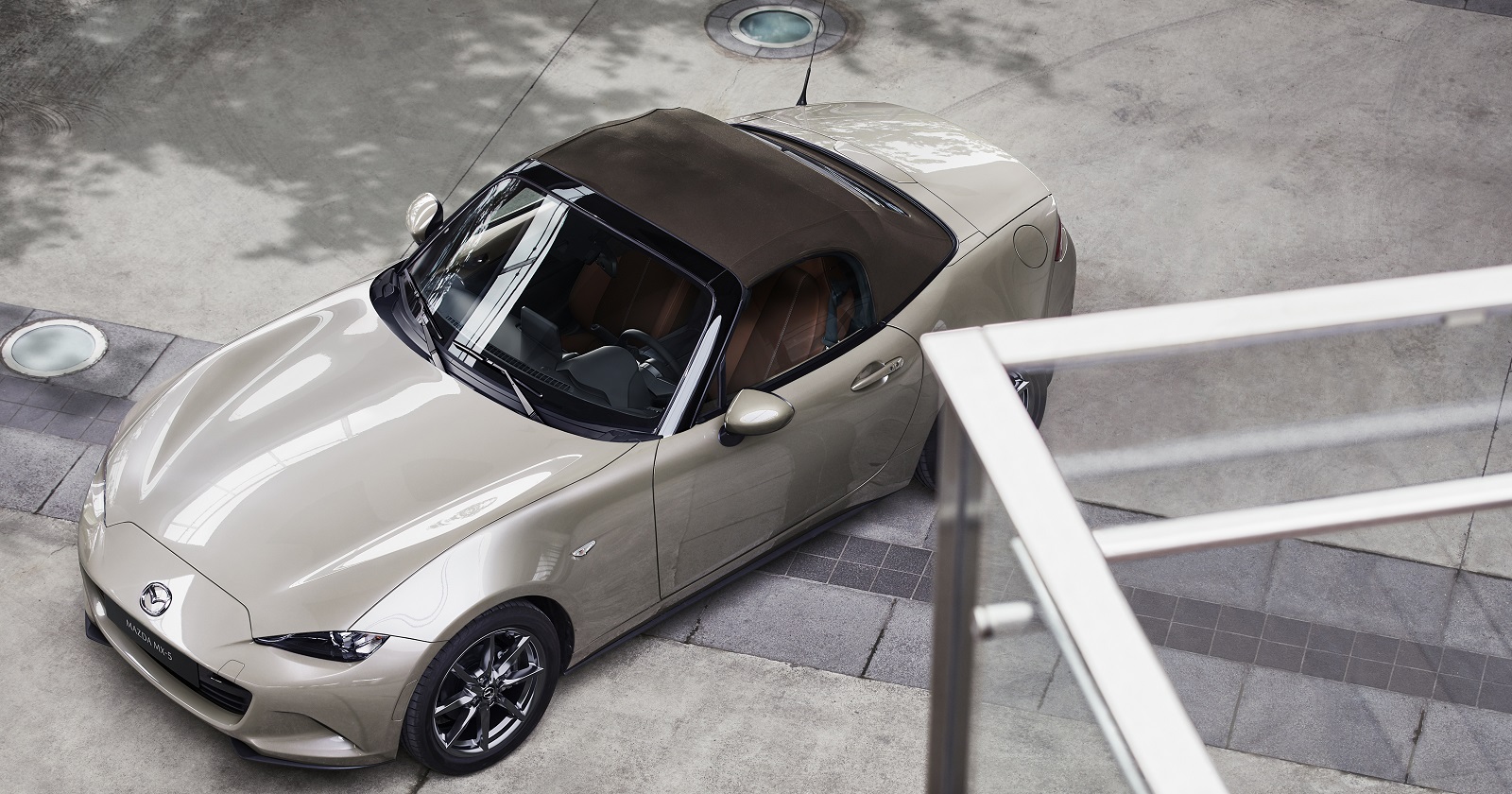 Ein Mazda Mx5 Cabrio aus der Vogelperspektive