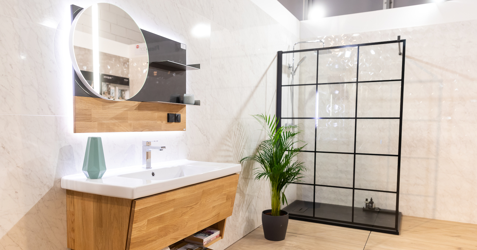 Waschtisch aus Holz und Porzellan mit Spiegel in einem Badezimmer | Credit: Wohnen &amp; Interieur