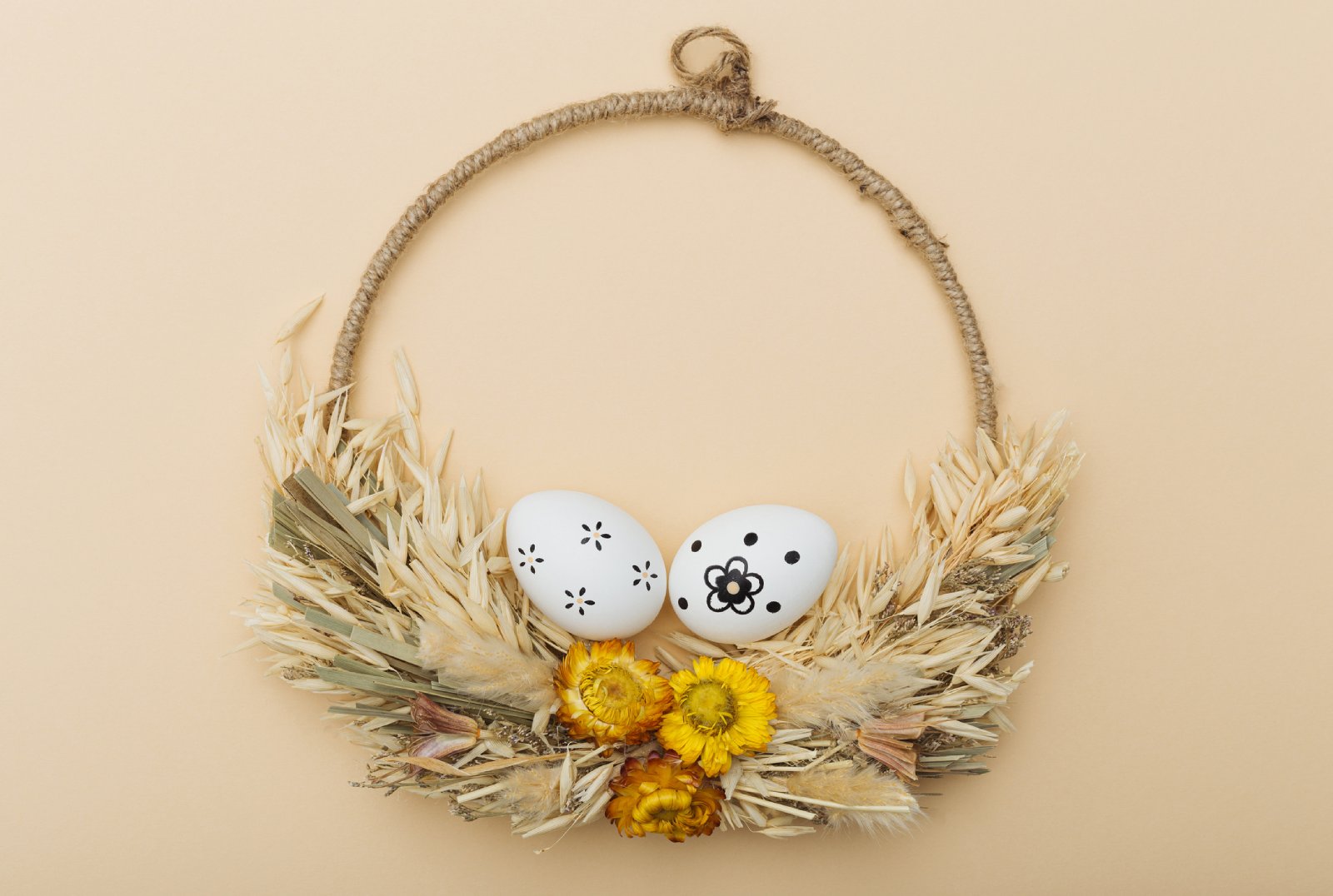 Metallring mit Schwarz-Weißer Osterdeko | Credit: iStock.com/HeleNikaPhotography