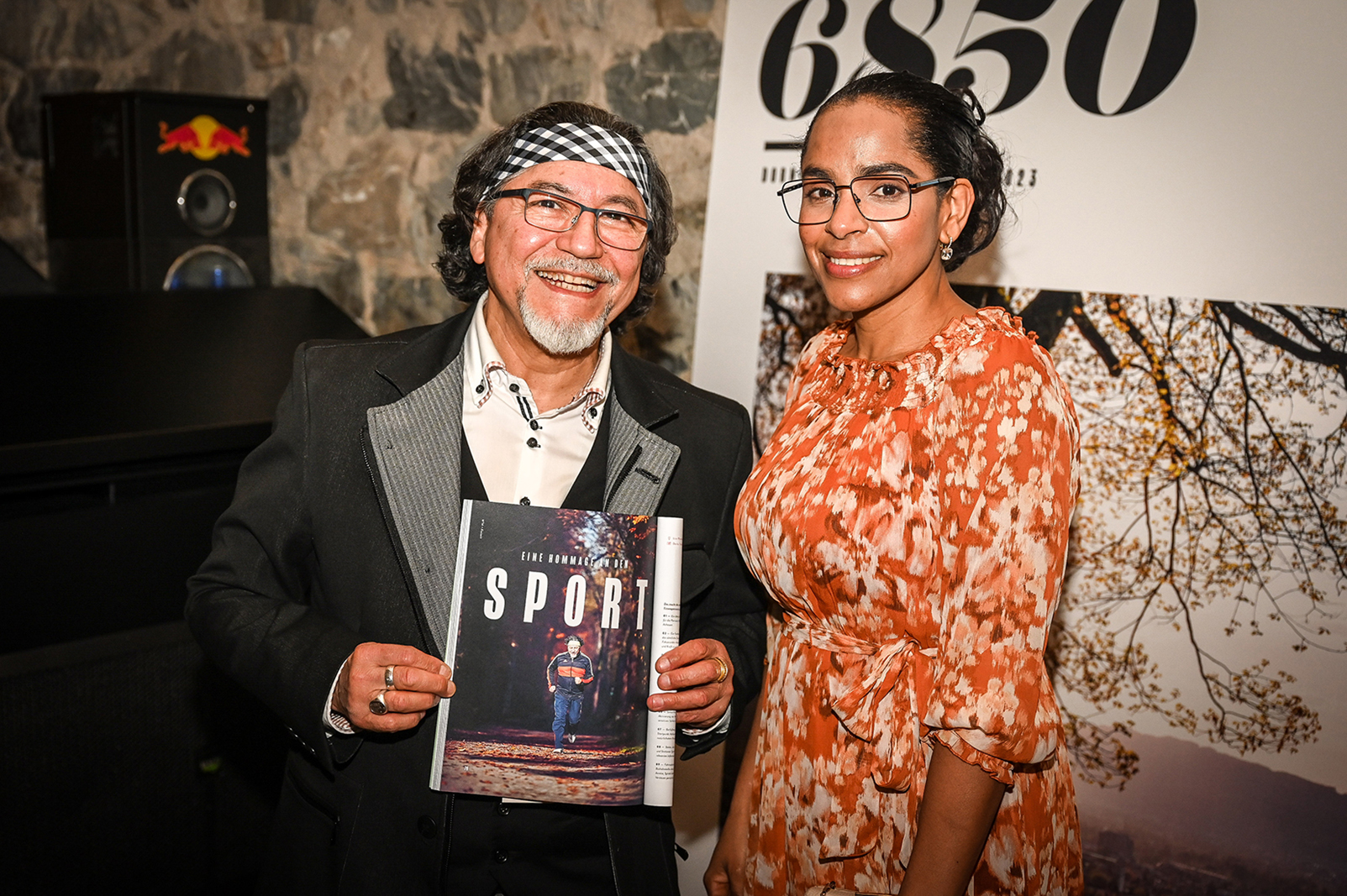 Musiker und Model Nelson Chile mit Marta Huter (v. li.).