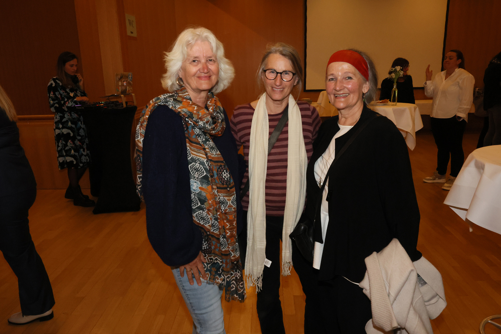 Irmgard Ghakhar, Mechtild  Metzler-Ströhle, Künstlerin  Margarete Müller (v. li.)