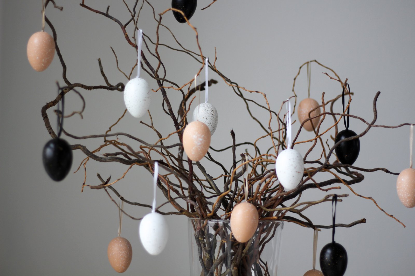 Osterbaum mit schwarz-weißen Ostereiern | Credit: iStock.com/violettaviovi