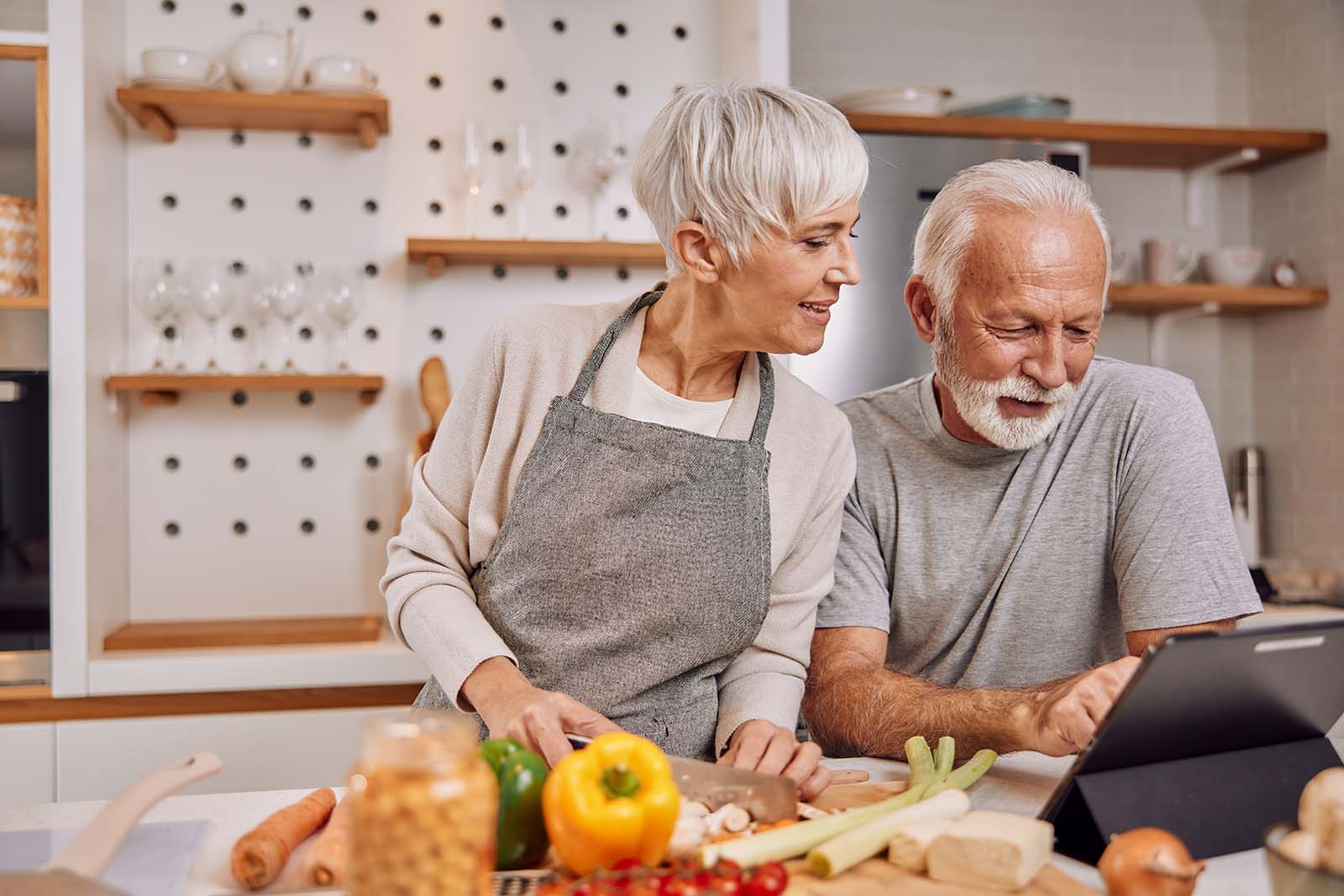 Ein älteres Paar kocht zusammen | Credit: iStock.com/Kerkez