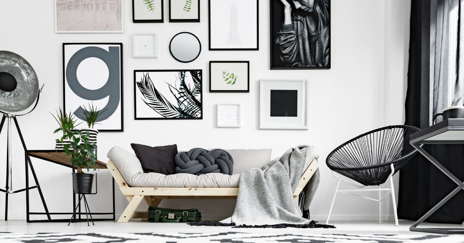 Viele unterschiedlich große Bilder hängen gemäß der Petersburger Hängung an der Wand | Credit: iStock.com/KatarzynaBialasiewicz