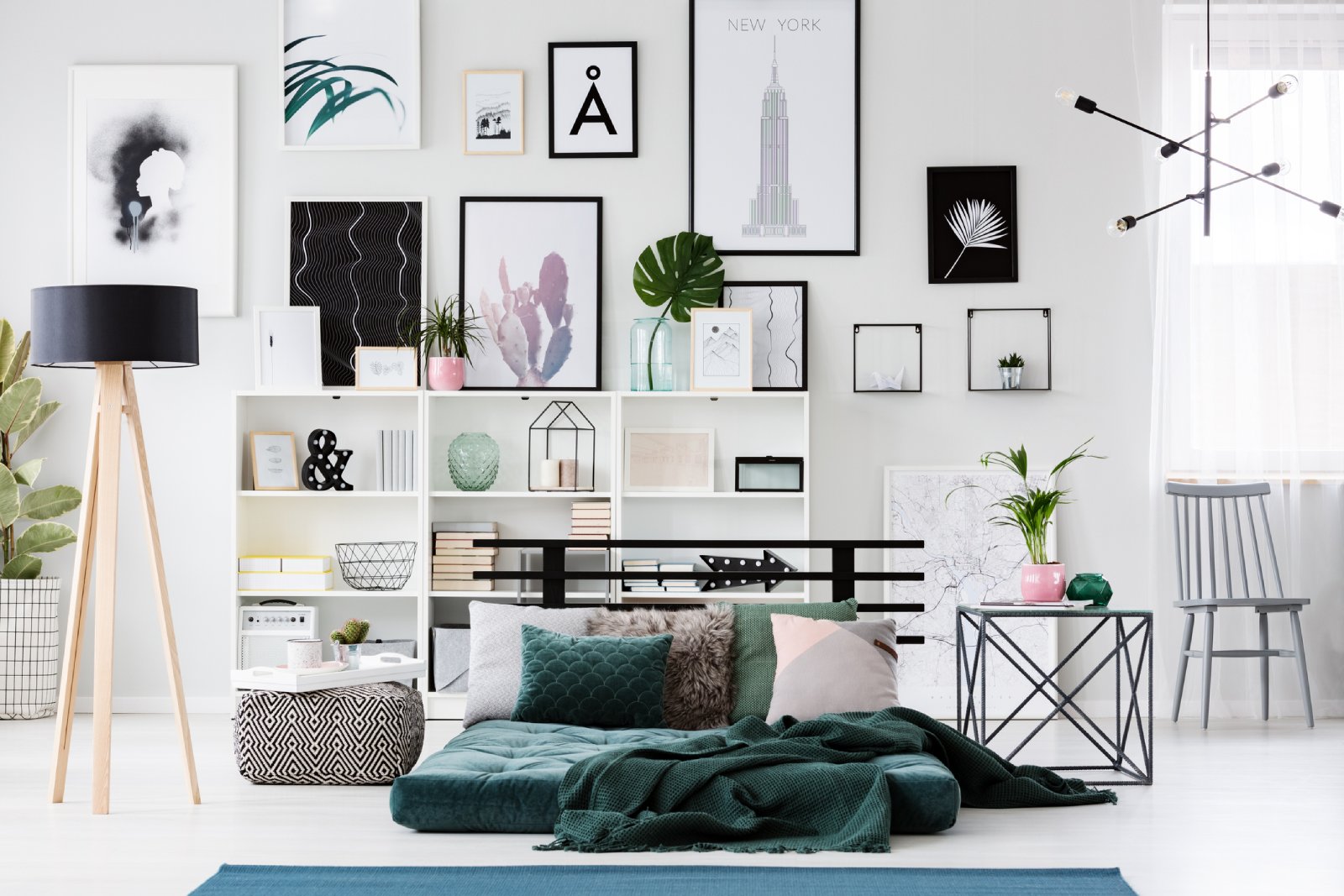 Bilder hängen im Schlafzimmer über dem Bett | Credit: iStock.com/KatarzynaBialasiewicz