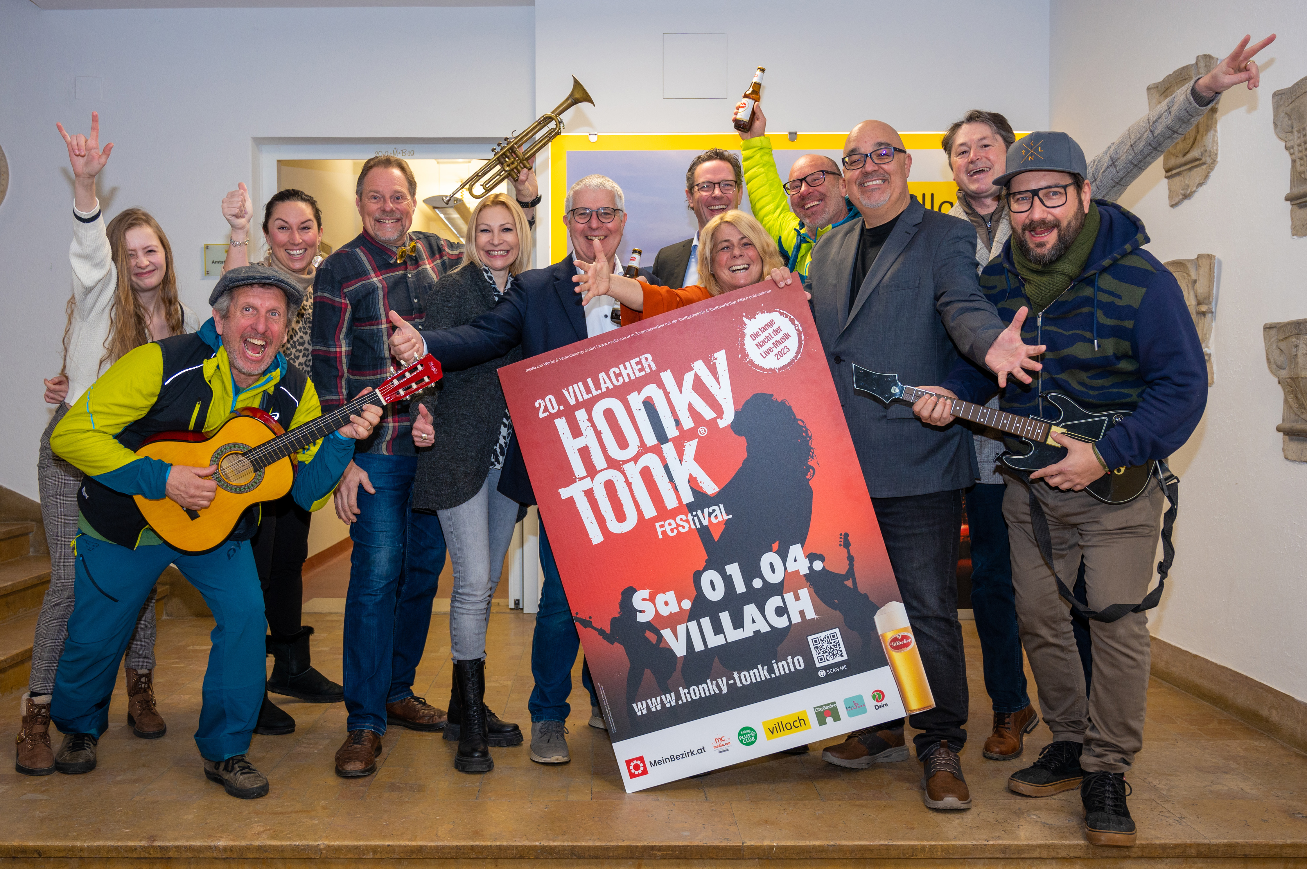 Teilnehmer des Honky Tonk Festivals mit Instrumenten