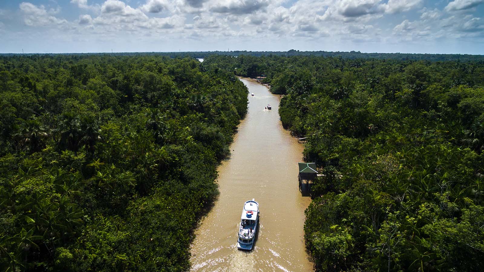 Schiff fährt im Fluss des Amazonas | Credit: iStock.com/Ildo Frazao