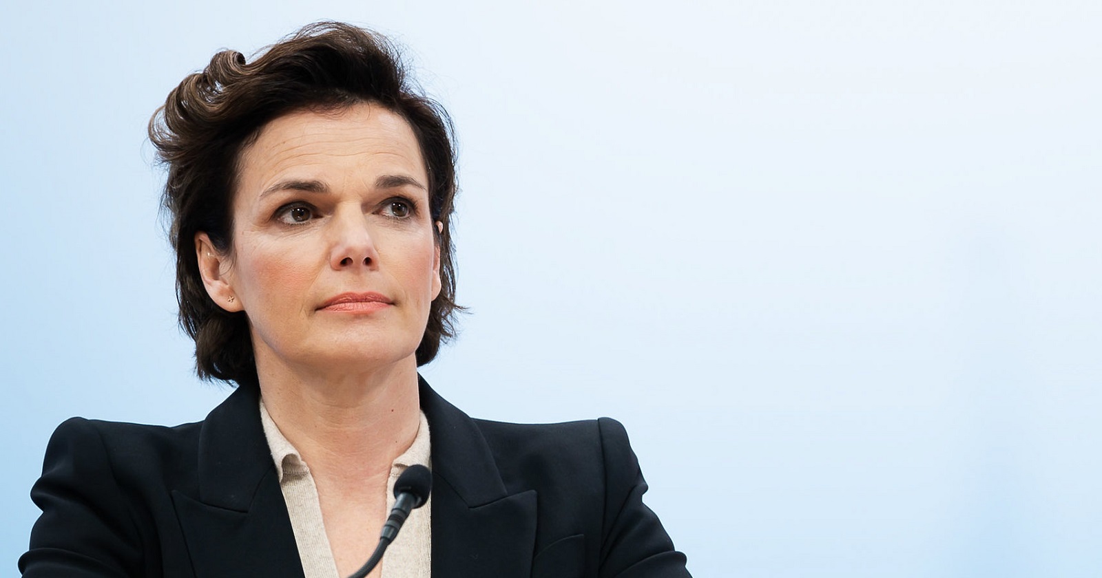 Pamela Rendi-Wagner in Großaufnahme vor neutralem Hintergrund